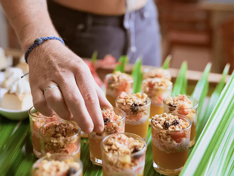 Delicioso desayuno buffet tropical