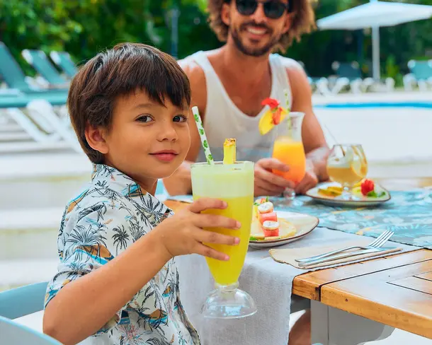 Familia disfrutando junto a la piscina